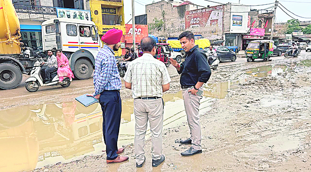ਜਲੰਧਰ ਦੇ ਡੀਸੀ ਨੇ ਐੱਮਸੀਜੇ ਨੂੰ ਲੂਮਾ ਪਿੰਡ-ਜੰਡੂਸਿੰਘਾ ਰੋਡ 'ਤੇ ਸੀਵਰੇਜ ਦੀ ਰੁਕਾਵਟ ਨੂੰ ਹੱਲ ਕਰਨ ਦੇ ਨਿਰਦੇਸ਼ ਦਿੱਤੇ