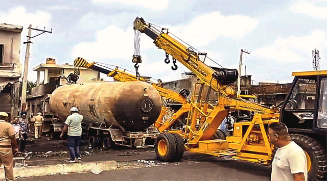 ਹੁਸ਼ਿਆਰਪੁਰ ਹਾਦਸਾ: ਪਿੰਡ ਦੀ ਤੰਗ ਗਲੀ ਵਿੱਚ ਐਲਪੀਜੀ ਟੈਂਕਰ ਕੀ ਕਰਨ ਜਾ ਰਿਹਾ ਸੀ? ਲੋਕਾਂ ਨੇ ਦੱਸ ਦਿੱਤੀ ਸਾਰੀ ਸੱਚਾਈ…