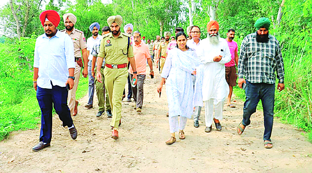 ਰਾਵੀ ਦੇ ਪਾਣੀ ਦਾ ਪੱਧਰ ਖ਼ਤਰੇ ਦੇ ਨਿਸ਼ਾਨ ਤੋਂ ਉੱਪਰ ਪਹੁੰਚਿਆ, ਪ੍ਰਸ਼ਾਸਨ ਨੇ ਨਦੀ ਦੇ ਨੇੜੇ ਟੀਮਾਂ ਤਾਇਨਾਤ ਕੀਤੀਆਂ