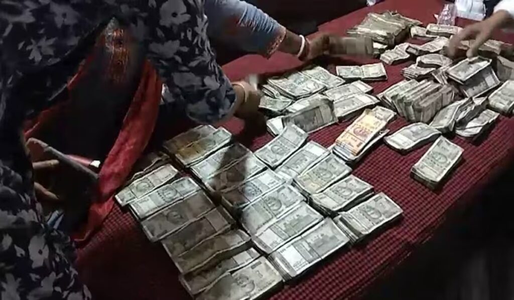 ਬਿਹਾਰ: ਘਰ 'ਤੇ ਛਾਪਾ ਮਾਰਦੇ ਹੀ ਪਤਨੀ ਨੇ ਸਾੜ ਦਿੱਤੇ 20 ਲੱਖ ਰੁਪਏ, 40 ਲੱਖ ਨਕਦੀ ਅਤੇ ਮਹਿੰਗੀਆਂ ਘੜੀਆਂ, ਇੰਜੀਨੀਅਰ ਦੇ ਘਰੋਂ ਬਰਾਮਦ