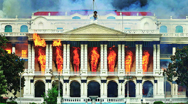 ਹਿੱਲਦਾ ਹੋਇਆ ਤਖਤ: ਨੇਪਾਲ ਸਰਕਾਰ ਦੀ ਮੁੱਖ ਪ੍ਰਸ਼ਾਸਕੀ ਇਮਾਰਤ, ਸਿੰਘੂ ਦਰਬਾਰ, ਸੜ ਕੇ ਸੁਆਹ ਹੋ ਗਈ