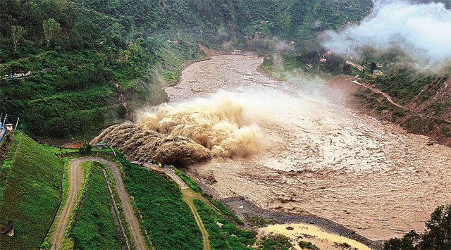 ਲਗਾਤਾਰ ਹੋ ਰਹੀ ਭਾਰੀ ਬਾਰਿਸ਼ ਕਾਰਨ ਬਿਆਸ ਦਰਿਆ ਉਫਾਨ 'ਤੇ, ਪੰਡੋਹ ਡੈਮ ਤੋਂ 60,000 ਕਿਊਸਿਕ ਪਾਣੀ ਛੱਡਿਆ ਗਿਆ, ਕਈ ਪਿੰਡ ਸੰਪਰਕ ਤੋਂ ਕੱਟੇ ਗਏ ਹਨ।