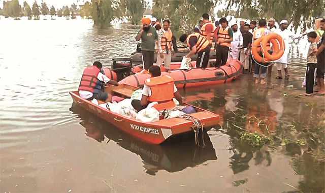 ਮੌਸਮ ਵਿੱਚ ਸੁਧਾਰ ਅਤੇ ਡੈਮਾਂ ਤੋਂ ਘੱਟ ਪਾਣੀ ਛੱਡਣ ਕਾਰਨ ਸਥਿਤੀ ਵਿੱਚ ਸੁਧਾਰ ਹੋ ਰਿਹਾ ਹੈ; ਰਾਜ ਦੇ 22 ਜ਼ਿਲ੍ਹਿਆਂ ਦੇ 1996 ਪਿੰਡਾਂ ਵਿੱਚ ਹੜ੍ਹ ਦਾ ਪਾਣੀ ਅਜੇ ਵੀ ਮੌਜੂਦ ਹੈ।