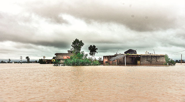 ਪੰਜਾਬ ਵਿੱਚ ਹੜ੍ਹ: ਸਤਲੁਜ ਓਵਰਫਲੋਅ, ਭਾਖੜਾ ਡੈਮ ਦੇ ਪਾਣੀ ਦਾ ਪੱਧਰ ਖ਼ਤਰੇ ਦੇ ਨਿਸ਼ਾਨ ਤੋਂ ਸਿਰਫ਼ 2.71 ਫੁੱਟ ਦੂਰ