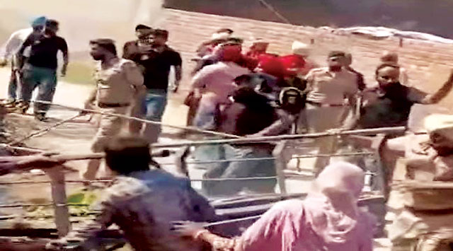 ਭਾਰਤ-ਪਾਕਿਸਤਾਨ ਹੁਸੈਨੀਵਾਲਾ ਸਰਹੱਦ ਨੇੜੇ ਪਿੰਡ ਵਾਸੀਆਂ ਨੇ ਮੰਤਰੀ ਦੇ ਕਾਫ਼ਲੇ ਨੂੰ ਰੋਕ ਦਿੱਤਾ, ਜਿਸ ਕਾਰਨ ਪੁਲਿਸ ਅਤੇ ਹੜ੍ਹ ਪੀੜਤਾਂ ਵਿਚਾਲੇ ਹੋ ਗਈ ਝੜਪ।