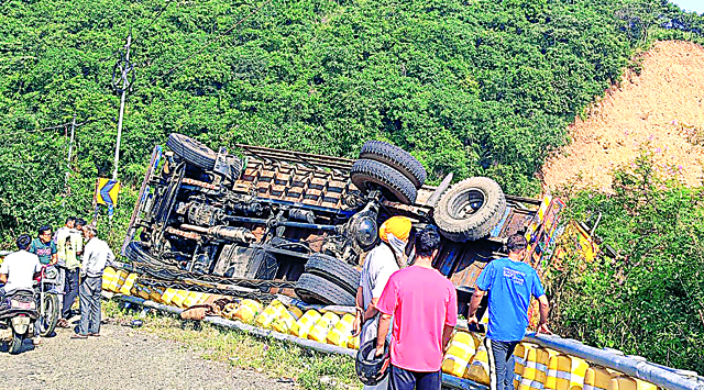 ਬਠਿੰਡਾ ਤੋਂ ਕਾਂਗੜਾ ਜਾ ਰਹੇ ਸ਼ਰਧਾਲੂਆਂ ਨੂੰ ਲਿਜਾ ਰਿਹਾ ਟਰੱਕ ਪਲਟਣ ਕਾਰਨ 4 ਮੌਤਾਂ, 17 ਜ਼ਖਮੀ
