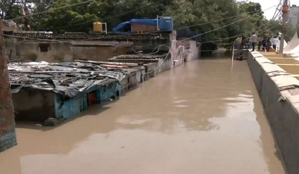 ਦਿੱਲੀ ਵਿੱਚ ਯਮੁਨਾ ਦੇ ਪਾਣੀ ਦਾ ਪੱਧਰ ਵਧਿਆ, ਕਈ ਇਲਾਕੇ ਡੁੱਬ ਗਏ; ਲੋਕਾਂ ਨੂੰ ਸੁਰੱਖਿਅਤ ਥਾਵਾਂ 'ਤੇ ਭੇਜਿਆ ਗਿਆ… ਰਾਹਤ ਕੈਂਪ ਲਗਾਏ ਗਏ