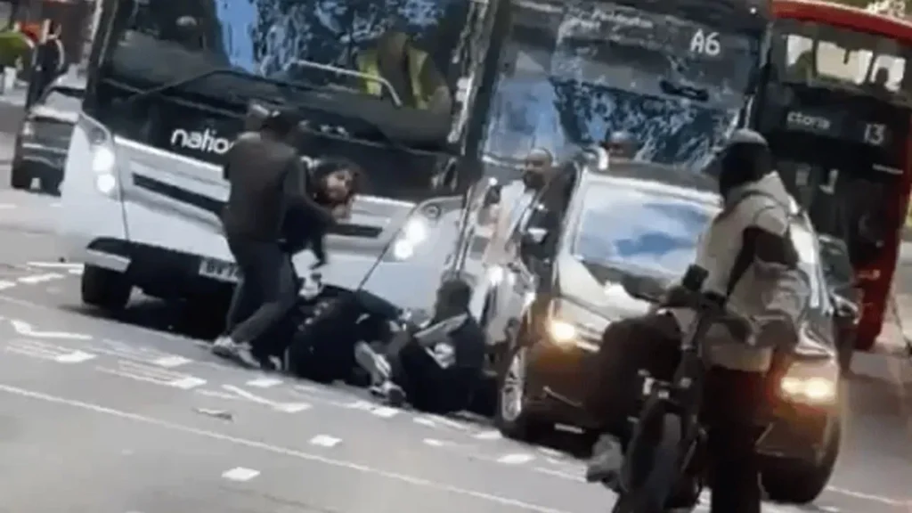 ਲੰਡਨ ਦੀ ਮਸਜਿਦ ਦੇ ਬਾਹਰ ਗੈਂਗਵਾਰ ਸ਼ੁਰੂ, ਚਾਕੂ ਨਾਲ ਕਈ ਜ਼ਖਮੀ