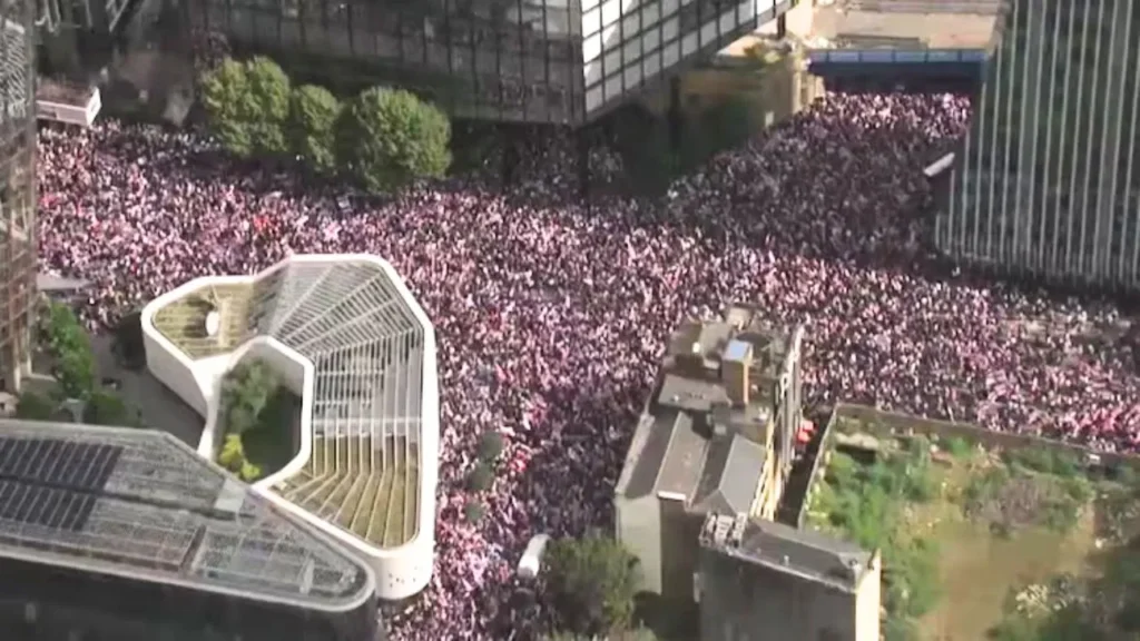 ਇਮੀਗ੍ਰੇਸ਼ਨ ਵਿਰੋਧੀ ਮਾਰਚ: ਲੰਡਨ ਵਿੱਚ ਲੱਖਾਂ ਪ੍ਰਦਰਸ਼ਨਕਾਰੀ ਸੜਕਾਂ 'ਤੇ ਉਤਰੇ, ਭਿਆਨਕ ਵਿਰੋਧ ਪ੍ਰਦਰਸ਼ਨ, ਕਈ ਪੁਲਿਸ ਮੁਲਾਜ਼ਮਾਂ 'ਤੇ ਹਮਲਾ