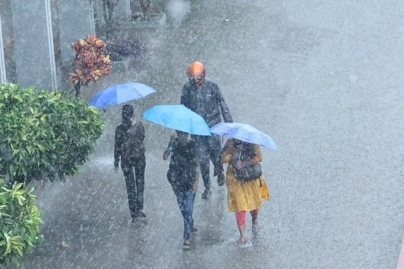 ਦਿੱਲੀ 'ਚ ਦੋ ਦਿਨਾਂ ਤੱਕ ਭਾਰੀ ਬਾਰਿਸ਼ ਦਾ ਅਲਰਟ… ਪਹਾੜਾਂ 'ਚ ਨਹੀਂ ਰੁਕੇਗੀ ਅਸਮਾਨੀ ਤਬਾਹੀ, ਜਾਣੋ 15 ਸੂਬਿਆਂ ਦਾ ਮੌਸਮ