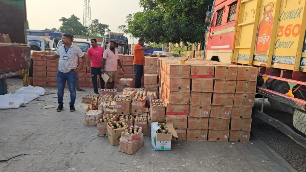 ਬਿਹਾਰ, ਜਿੱਥੇ ਸ਼ਰਾਬ 'ਤੇ ਪਾਬੰਦੀ ਹੈ, ਵਿੱਚ ਜ਼ਬਤ ਕੀਤੀ ਗਈ 23 ਕਰੋੜ ਰੁਪਏ ਦੀ ਸ਼ਰਾਬ ਨੂੰ ਚੋਣਾਂ ਦੌਰਾਨ ਵੰਡਣ ਦੀ ਯੋਜਨਾ ਬਣਾਈ ਜਾ ਰਹੀ ਸੀ।