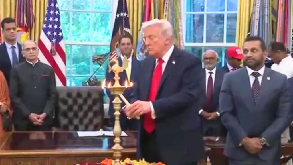 ਅਮਰੀਕੀ ਰਾਸ਼ਟਰਪਤੀ ਟਰੰਪ ਨੇ ਵ੍ਹਾਈਟ ਹਾਊਸ ਵਿੱਚ ਮਨਾਈ ਦੀਵਾਲੀ, ਦਾਅਵਾ ਕੀਤਾ ਕਿ ਉਨ੍ਹਾਂ ਨੇ ਪ੍ਰਧਾਨ ਮੰਤਰੀ ਮੋਦੀ ਨਾਲ ਵਪਾਰ ਸਮਝੌਤੇ 'ਤੇ ਚਰਚਾ ਕੀਤੀ