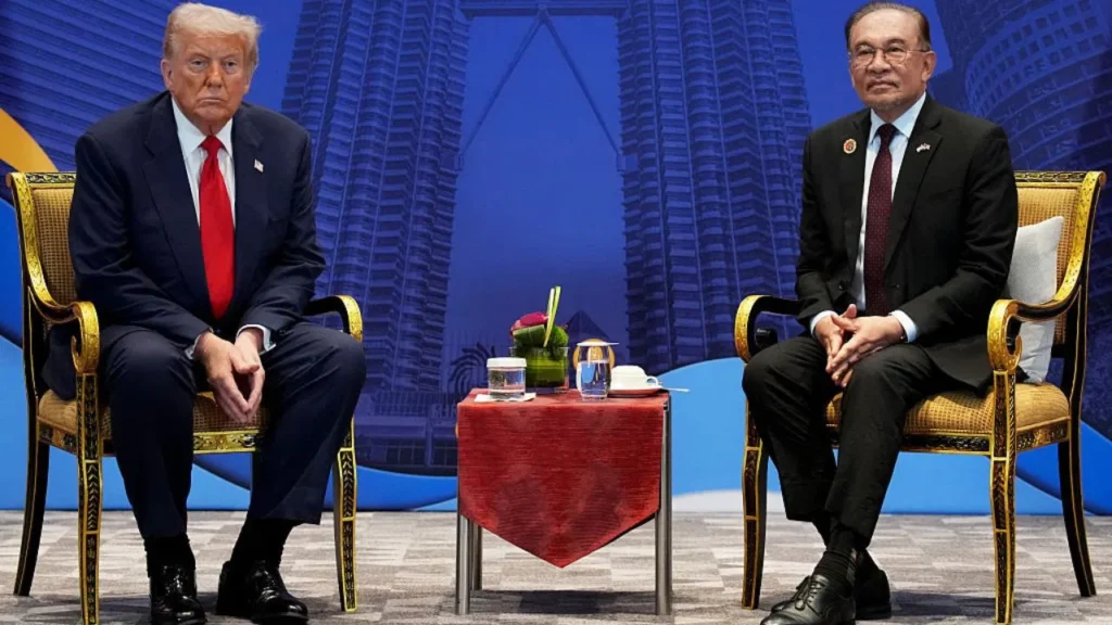 ਮਲੇਸ਼ੀਆ ਵਿੱਚ ਸੁੱਜੇ ਹੋਏ ਗਿੱਟੇ ਨਾਲ ਦੇਖੇ ਜਾਣ ਤੋਂ ਬਾਅਦ ਟਰੰਪ ਦੀ ਸਿਹਤ ਚਿੰਤਾਵਾਂ ਵਿੱਚ ਵਾਧਾ ਕਰ ਰਹੀ ਹੈ