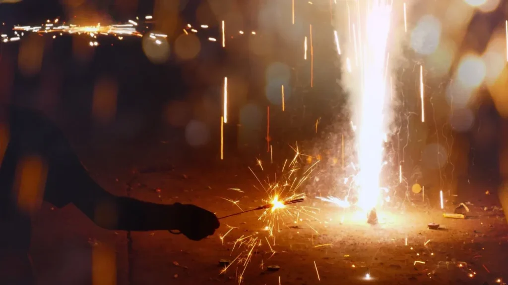 ਜੇਕਰ ਤੁਹਾਨੂੰ ਪਟਾਕਿਆਂ ਨਾਲ ਜਲਣ ਜਾਂ ਅੱਖ ਵਿੱਚ ਸੱਟ ਲੱਗ ਜਾਵੇ ਤਾਂ ਕੀ ਕਰਨਾ ਹੈ? ਡਾਕਟਰ ਤੋਂ ਮੁੱਢਲੀ ਸਹਾਇਤਾ ਦੇ ਸਹੀ ਤਰੀਕੇ ਸਿੱਖੋ।