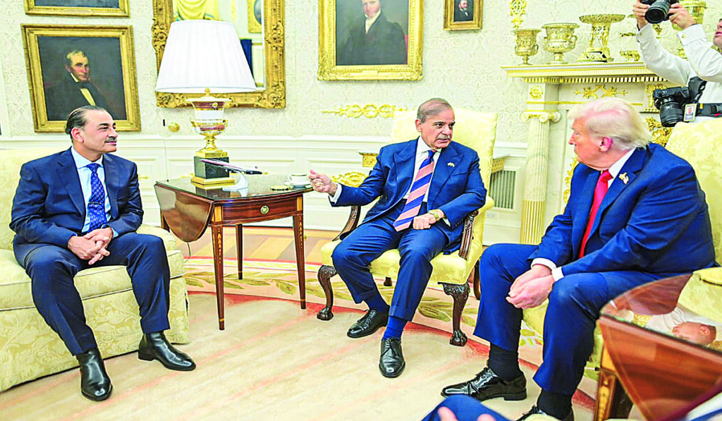 ਚਾਪਲੂਸੀ ਦੇ ਚੈਂਪੀਅਨ! ਸ਼ਾਹਬਾਜ਼ ਸ਼ਰੀਫ ਨੇ ਇੱਕ ਵਾਰ ਫਿਰ ਟਰੰਪ ਦੀ ਪ੍ਰਸ਼ੰਸਾ ਕੀਤੀ, ਭਾਰਤ-ਪਾਕਿਸਤਾਨ ਜੰਗਬੰਦੀ ਦਾ ਜ਼ਿਕਰ ਕੀਤਾ।