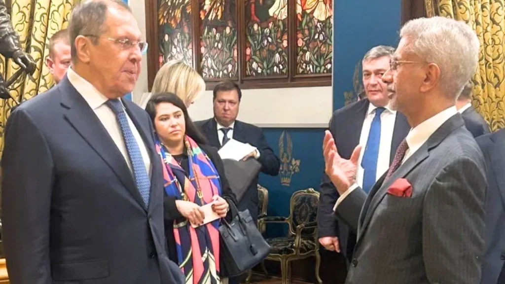 ਜੈਸ਼ੰਕਰ ਪੁਤਿਨ ਦੇ ਦਿੱਲੀ ਦੌਰੇ ਤੋਂ ਪਹਿਲਾਂ ਮਾਸਕੋ ਪਹੁੰਚੇ, ਉਨ੍ਹਾਂ ਕਿਹਾ ਕਿ ਭਾਰਤ-ਰੂਸ ਦਾ ਵਿਕਾਸ ਦੁਨੀਆ ਦੇ ਹਿੱਤ ਵਿੱਚ ਹੈ।