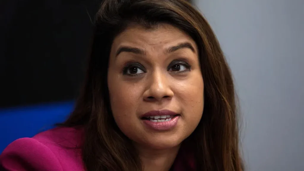 ਪੰਜ ਪ੍ਰਮੁੱਖ ਬ੍ਰਿਟਿਸ਼ ਵਕੀਲ ਸ਼ੇਖ ਹਸੀਨਾ ਦੇ ਪਰਿਵਾਰ ਦੇ ਸਮਰਥਨ ਵਿੱਚ ਸਾਹਮਣੇ ਆਏ, ਬੰਗਲਾਦੇਸ਼ ਦੀ ਅਦਾਲਤ ਦੇ ਫੈਸਲੇ 'ਤੇ ਸਵਾਲ ਉਠਾਏ।