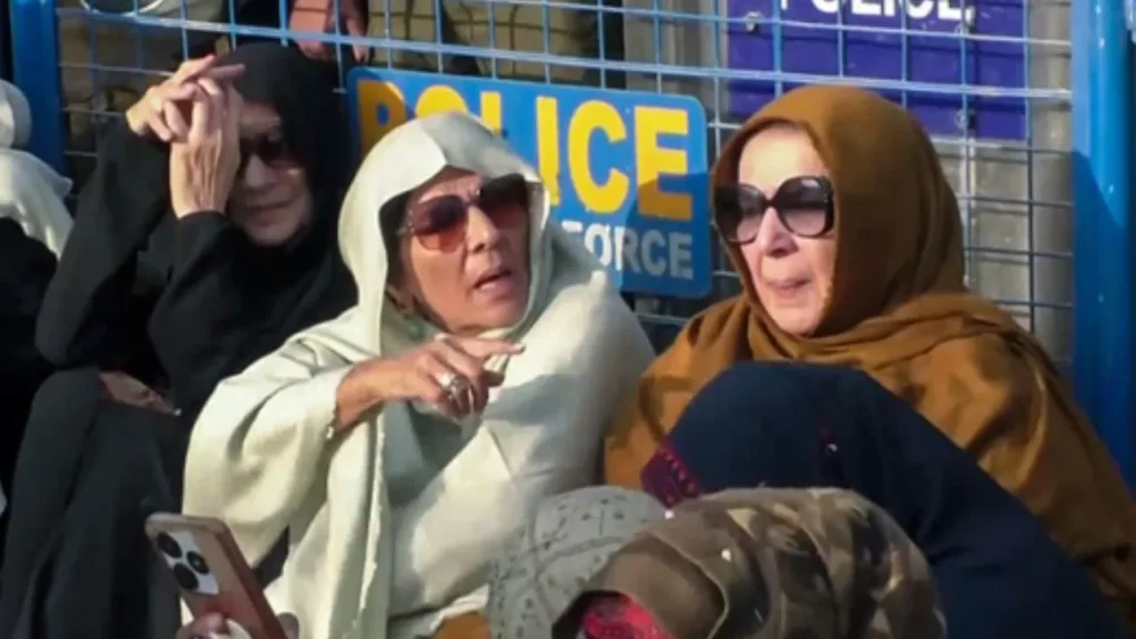 ਜੇਲ੍ਹ ਦੇ ਬਾਹਰ ਵਿਰੋਧ ਪ੍ਰਦਰਸ਼ਨ ਕਰਨ 'ਤੇ ਇਮਰਾਨ ਖਾਨ ਦੀਆਂ ਭੈਣਾਂ ਅਤੇ ਸਮਰਥਕਾਂ ਵਿਰੁੱਧ FIR ਦਰਜ