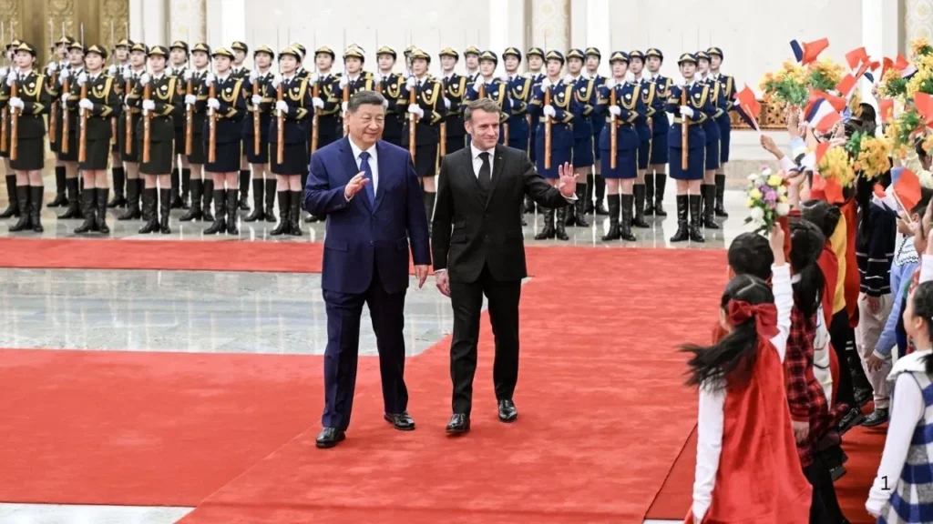 ਸ਼ੀ ਜਿਨਪਿੰਗ ਇਮੈਨੁਅਲ ਮੈਕਰੋਨ ਨਾਲ ਇੱਕ ਦੁਰਲੱਭ ਦੌਰੇ 'ਤੇ ਗਏ। ਚੀਨ ਰੂਸ ਦੇ ਕੱਟੜ ਦੁਸ਼ਮਣ ਫਰਾਂਸ ਨੂੰ ਕਿਉਂ ਲੁਭਾ ਰਿਹਾ ਹੈ?