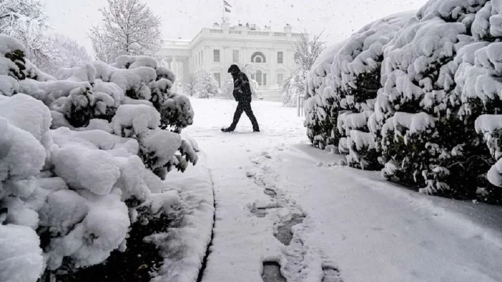 ਅਮਰੀਕਾ ਵਿੱਚ ਬਰਫੀਲੇ ਤੂਫਾਨ ਨੇ ਮਚਾਈ ਤਬਾਹੀ, 16,000 ਤੋਂ ਵੱਧ ਉਡਾਣਾਂ ਪ੍ਰਭਾਵਿਤ, ਐਮਰਜੈਂਸੀ ਐਲਾਨੀ