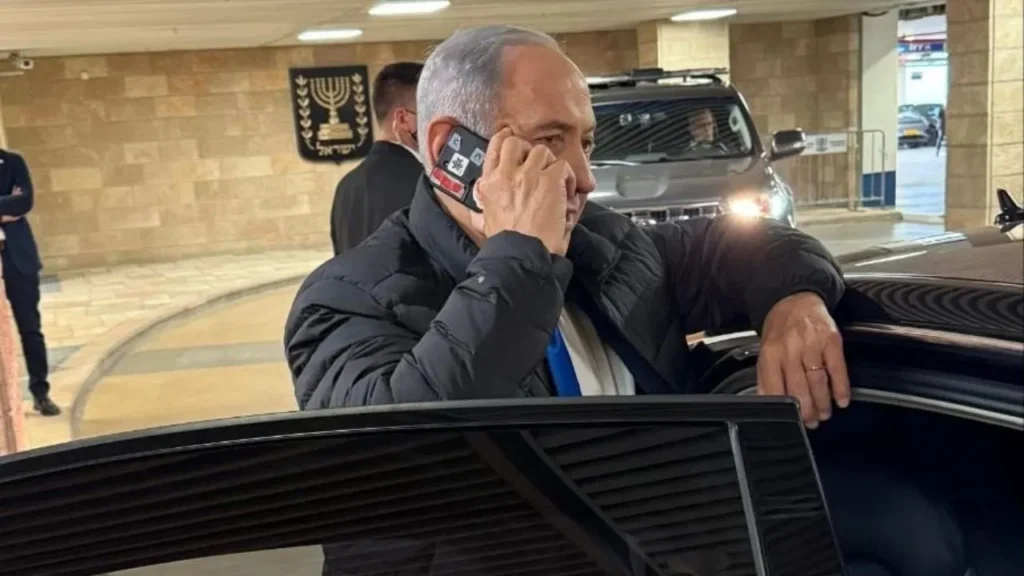 ਜਾਸੂਸੀ ਦਾ ਇੰਨਾ ਡਰ... ਬੈਂਜਾਮਿਨ ਨੇਤਨਯਾਹੂ ਨੇ ਆਪਣੇ ਫੋਨ 'ਤੇ ਚਿਪਕਾਈ ਟੇਪ, ਵਾਇਰਲ ਹੋ ਗਈ ਤਸਵੀਰ