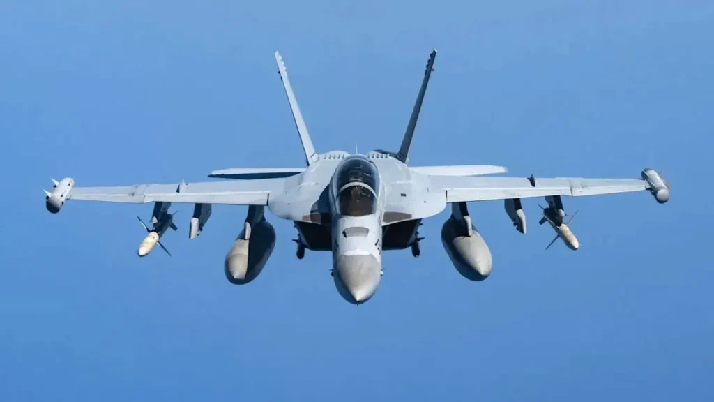 ਅਮਰੀਕੀ ਜਲ ਸੈਨਾ ਦੇ ਗ੍ਰੋਲਰ ਨੇ ਵੈਨੇਜ਼ੁਏਲਾ ਦੇ ਆਪ੍ਰੇਸ਼ਨ ਵਿੱਚ ਇੱਕ ਪ੍ਰਮੁੱਖ ਭੂਮਿਕਾ ਨਿਭਾਈ, ਹਵਾਈ ਰੱਖਿਆ ਨੂੰ ਚਕਮਾ ਦਿੱਤਾ।