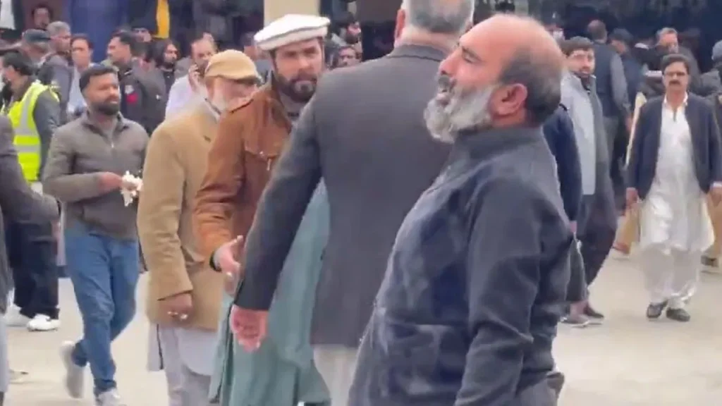 ਅੱਲ੍ਹਾ ਅੱਗੇ ਮੱਥਾ ਟੇਕਣਾ ਅਪਰਾਧ ਹੈ?… ਇਸਲਾਮਾਬਾਦ ਧਮਾਕੇ ਦੀ ਵੀਡੀਓ ਨੇ ਦਿਲ ਨੂੰ ਹਿਲਾ ਕੇ ਰੱਖ ਦਿੱਤਾ।