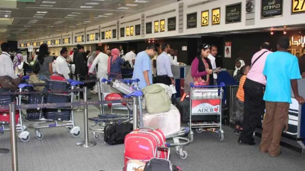 ਮਿਡਲ ਈਸਟ ਤਣਾਅ: ਅਬੂ ਧਾਬੀ ਏਅਰਪੋਰਟ 'ਤੇ ਭਾਰਤੀਆਂ ਸਮੇਤ ਹਜ਼ਾਰਾਂ ਯਾਤਰੀ ਫਸੇ, ਉਡਾਣਾਂ ਪੂਰੀ ਤਰ੍ਹਾਂ ਠੱਪ।